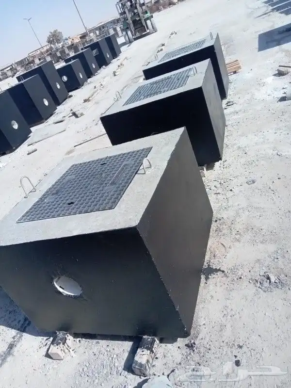 حواجز خرسانيه وقواعد اعمده ومناهل ومستلزمات حدائق 0