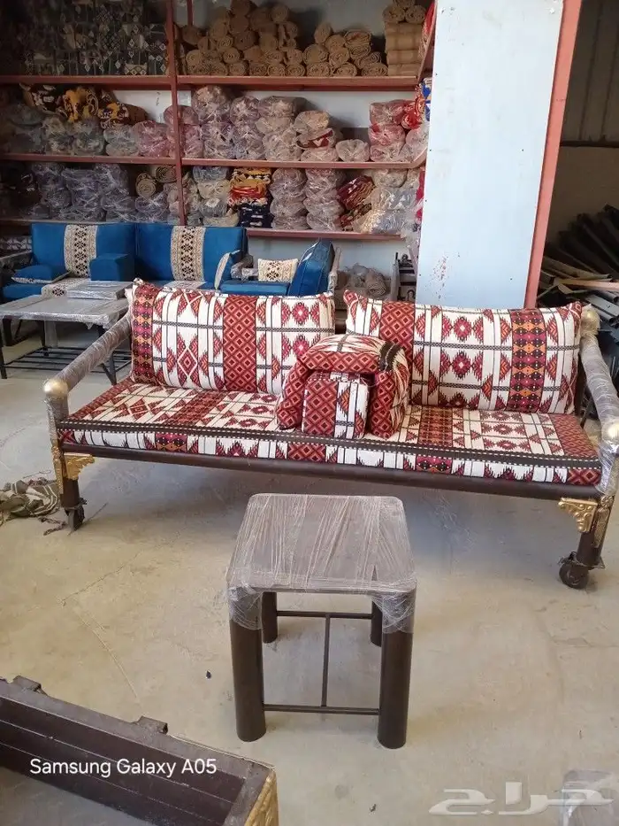 طاولات وكراسي 3