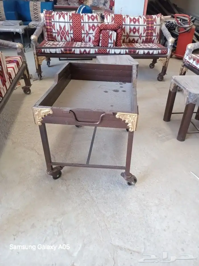 طاولات وكراسي 9
