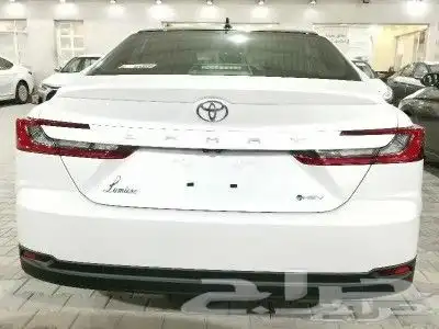 تويوتا كامرى لومير 2025 بطاقة جمركية فضى وابيض 3