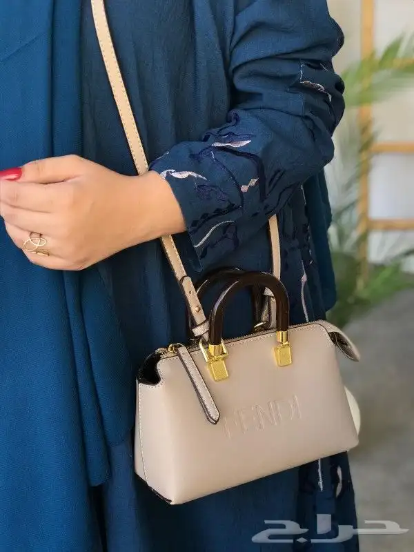 طقم شنطة فندي وسليبر هرمز 19