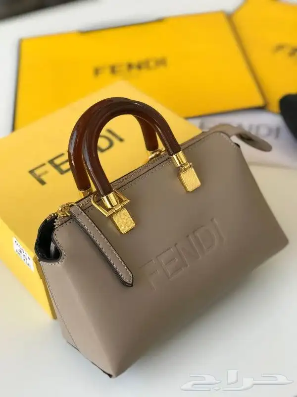 طقم شنطة فندي وسليبر هرمز 23