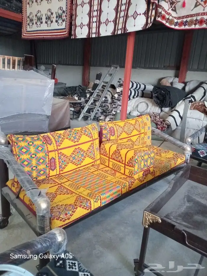 طاولات وكراسي 3