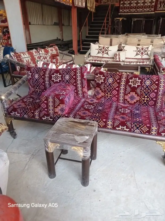 طاولات وكراسي 4