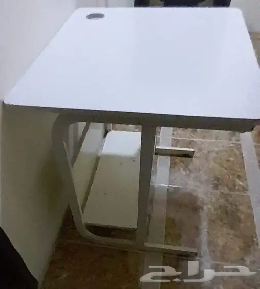 طاولة كمبيوتر أو مكتب.. 1