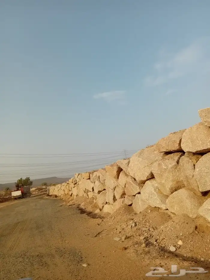 قص ارضي ومعلم حجر بنيان حجر كبير بكلين وصغير يد 2