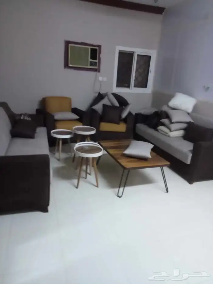 كنب مجلس للبيع 2كنبه و2 كرسي صغير  طاولات 0