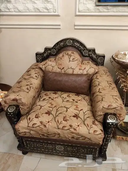 لوحة و كراسي للبيع شبه جديدة 2