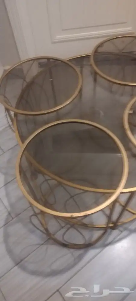 طاوله دائرية كبيره مع اربع طاولات صغيره تقديم 0