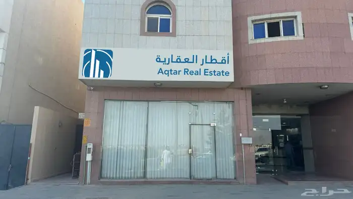 لوحة محل تجاري حسب شروط البلدية بنر استيكر زجاج طباعة 8
