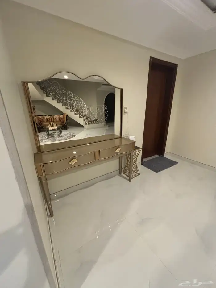 كنب طاولات و مدخل طاولة مع مراية 0