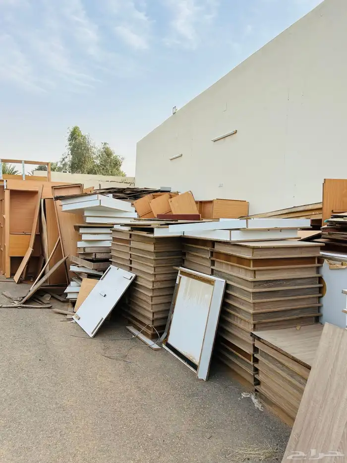 كنب وخشب ومكيف مركزي ودكت و طبليات حديد وحمصة فصفص على كهرب 3