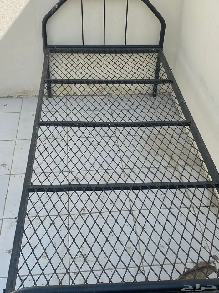 مكيف واحد كبروسر 18حجمه وسرير حديد 3حبات نفر 0