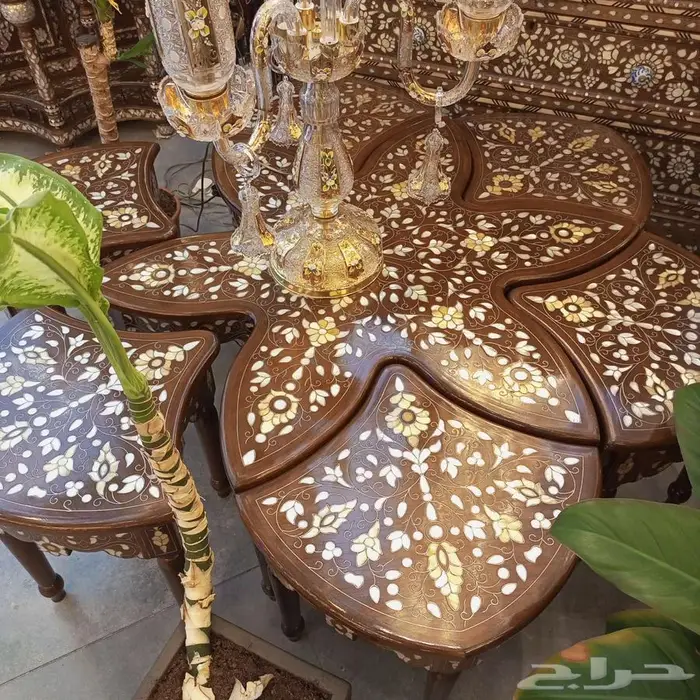 كافة انواع الثريات والشرقيات . 42