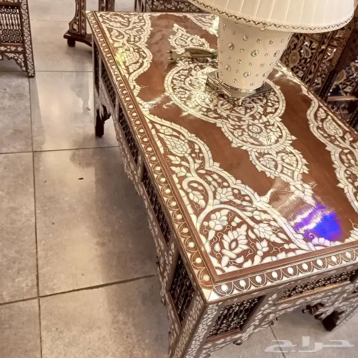 كافة انواع الثريات والشرقيات . 44