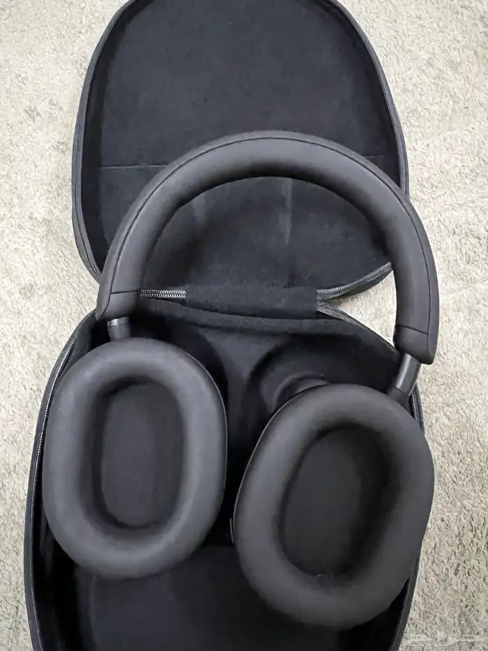 سماعتين سماعة سوني وسماعة soundcore 2