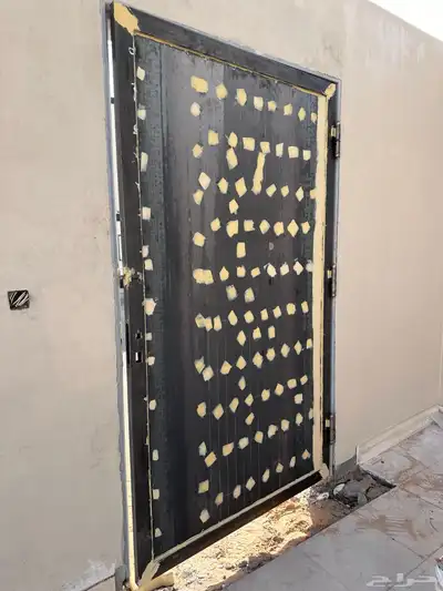 الباب حديد اسبغ بويا ناري مع اغراض 200 ريال 0
