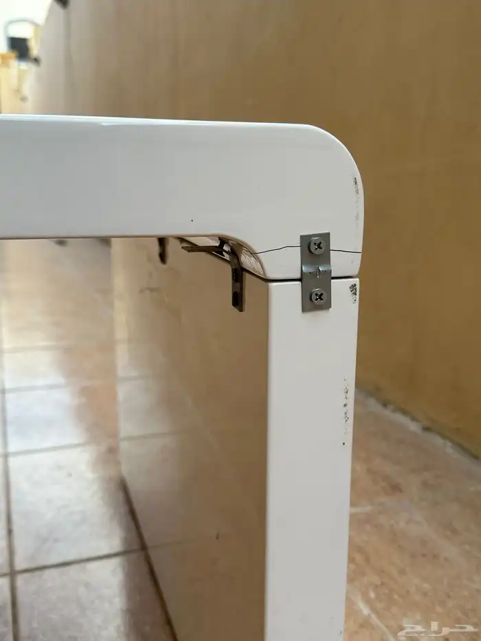 طاوله مستخدمه ونظيفه 1