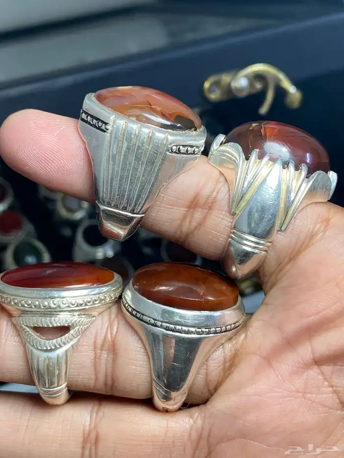 خاتم عقيق يماني مزعفر خام نخب ( 4 خواتم ) 1