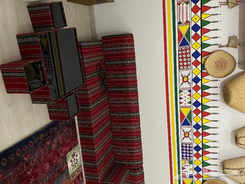 كنب أرضي بتصميم تراثي ملكي 2