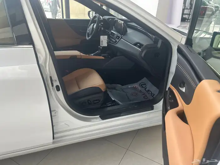 لكزس ES250 فئة AA بنزين 2025 4