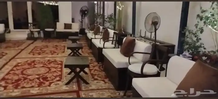 جلسات وكرويتات وكراسي وطاولات خشب للايجار 4