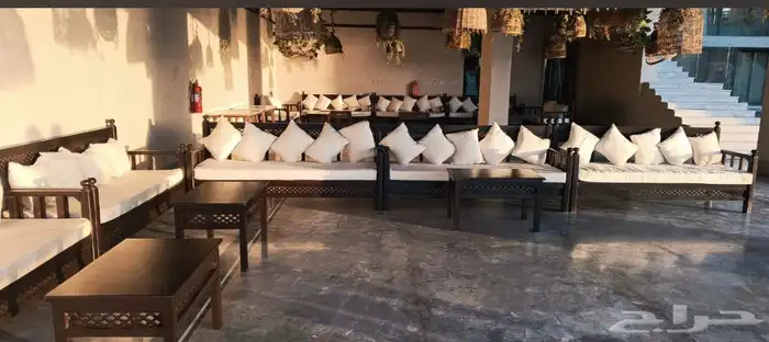 جلسات وكرويتات وكراسي وطاولات خشب للايجار 2