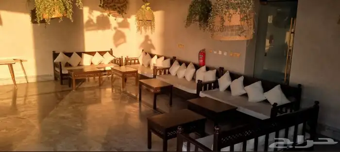 جلسات وكرويتات وكراسي وطاولات خشب للايجار 0