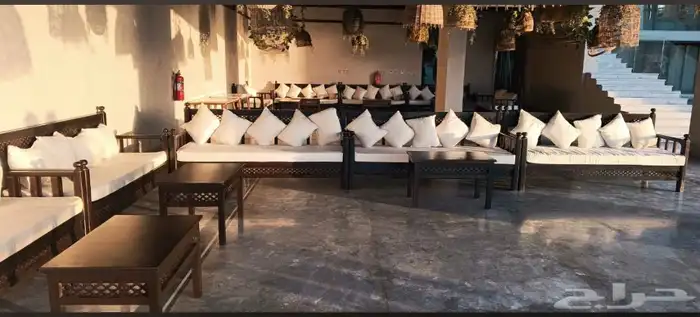 جلسات وكرويتات وكراسي وطاولات خشب للايجار 3