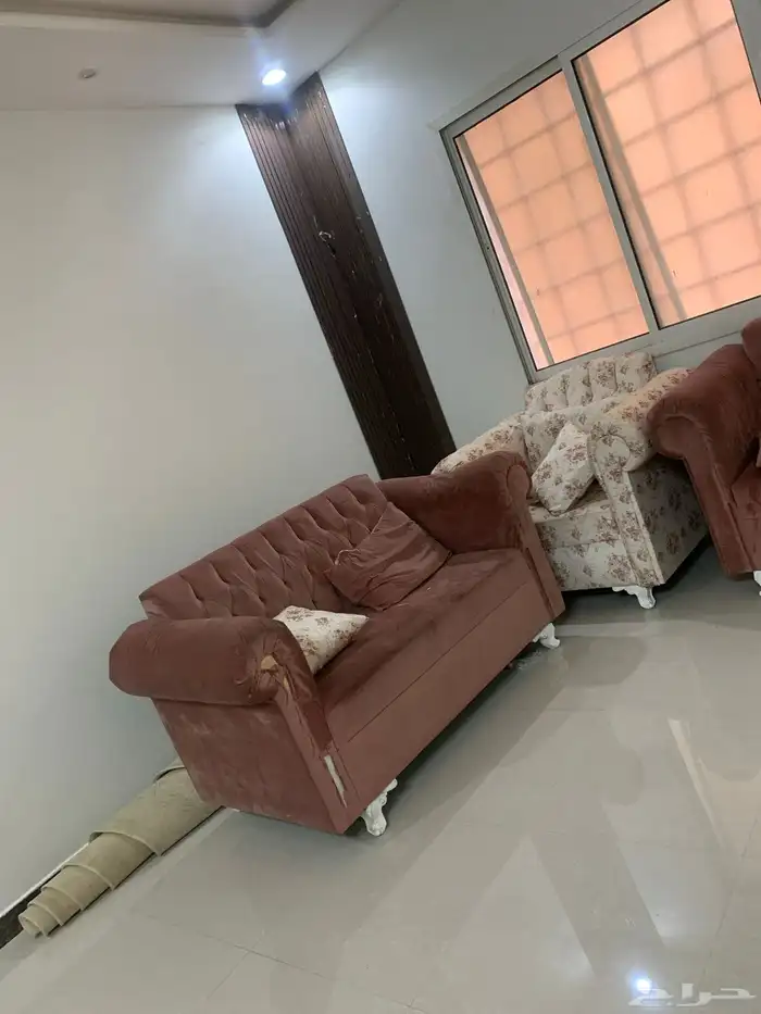 كنب يتسع 10 اشخاص يوجد كسر خفيف مستعمل وكذاك يوجد معا زوليه 2