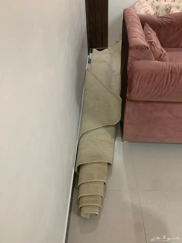 كنب يتسع 10 اشخاص يوجد كسر خفيف مستعمل وكذاك يوجد معا زوليه 3