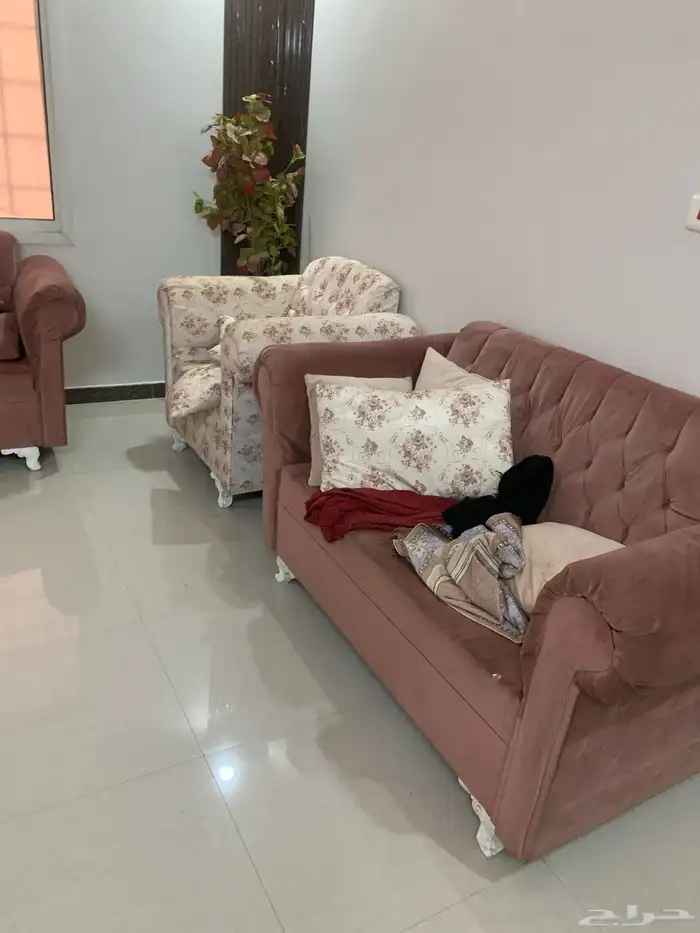 كنب يتسع 10 اشخاص يوجد كسر خفيف مستعمل وكذاك يوجد معا زوليه 0