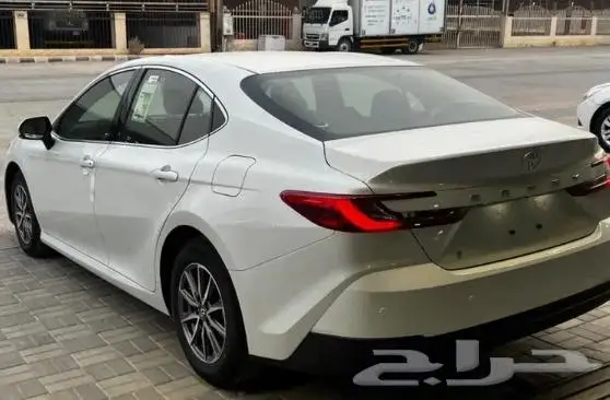 تويوتا كامري E بنزين 2025 9