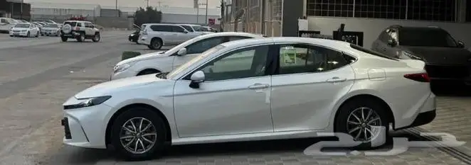 تويوتا كامري E بنزين 2025 1