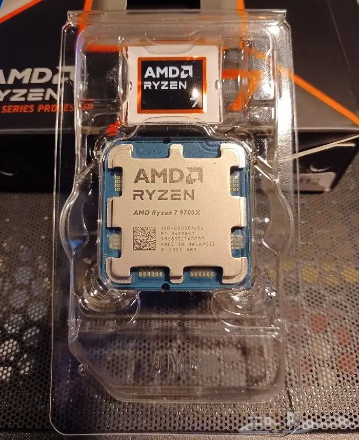 معالج رايزن RYZEN 7 9700X على السوم 1