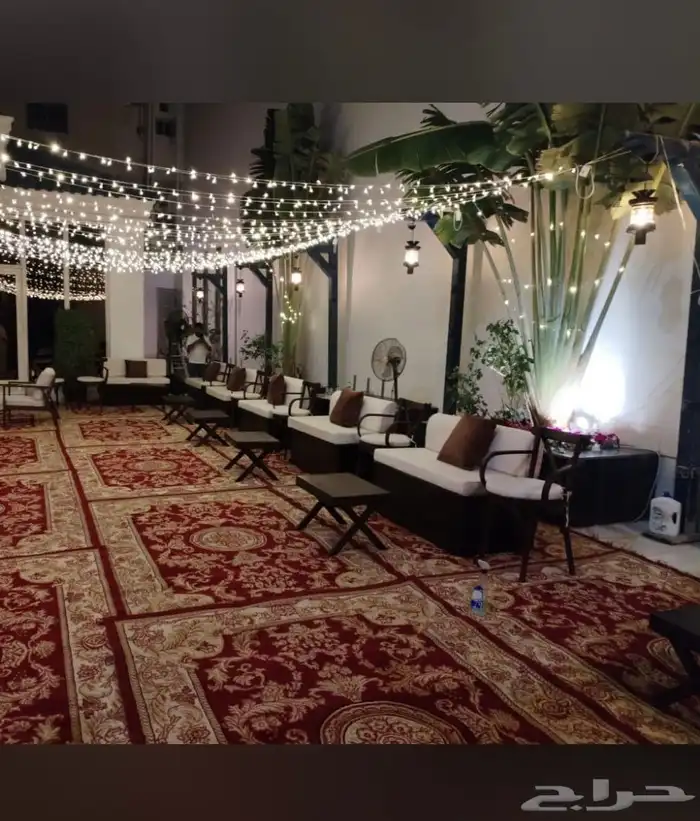 جلسات وكرويتات وكراسي وطاولات خشب للايجار 6