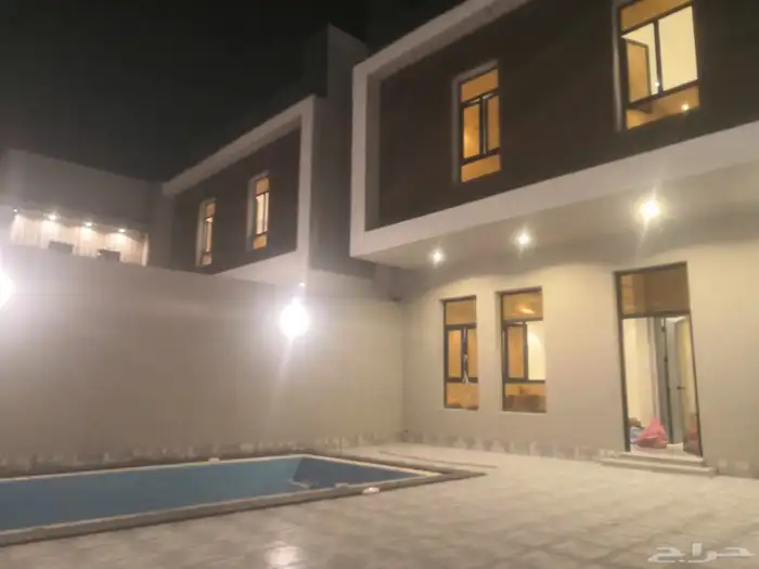 للبيع فلة فيها مسبح ومصعد م 330 م 3