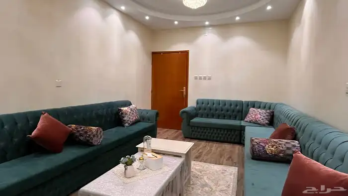 مجلس كامل طوله 5 50 وعرضه 3 30 كنب وطاولات وستاره وزوليه 4