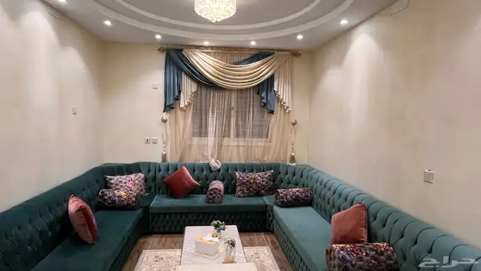 مجلس كامل طوله 5 50 وعرضه 3 30 كنب وطاولات وستاره وزوليه 1