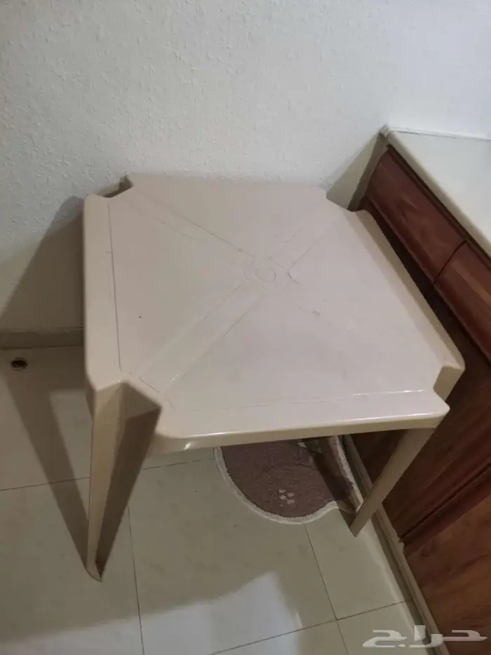 طاولة جلسات كبيرة ونضيفة للبيع للتواصل 0