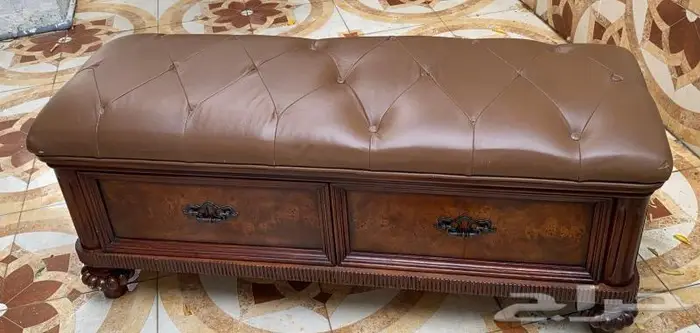 كرسي خشب ملبس جلد نوعيه راقيه 0