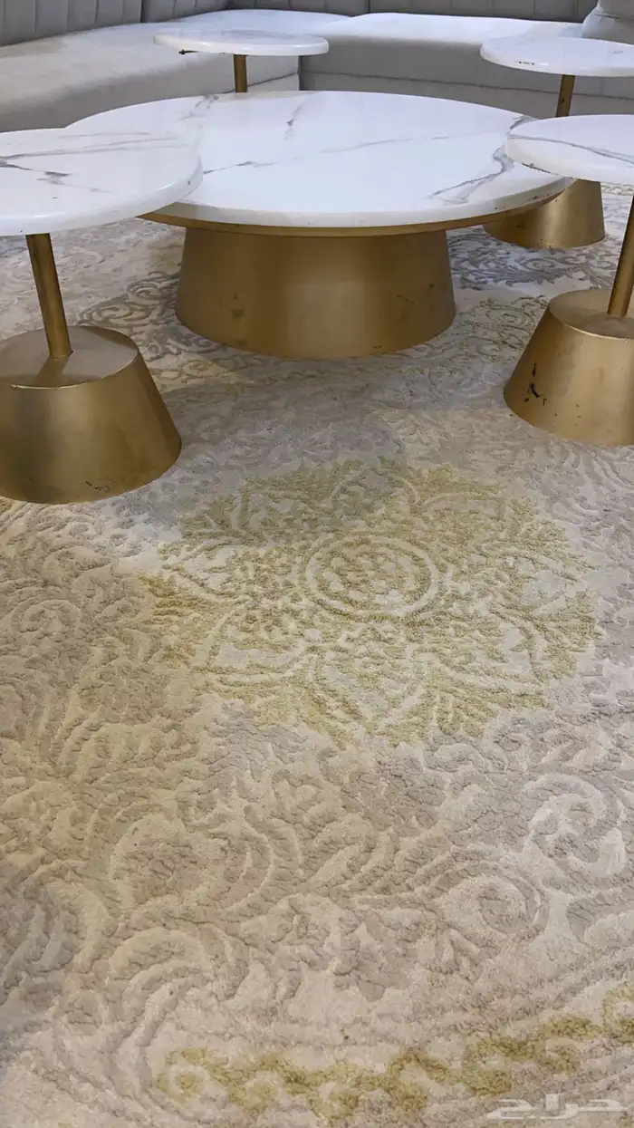 طاوله مكونه من 4صغار خدمة وحدة في النص كبيره 2