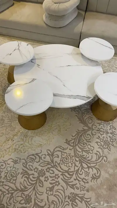 طاوله مكونه من 4صغار خدمة وحدة في النص كبيره 0