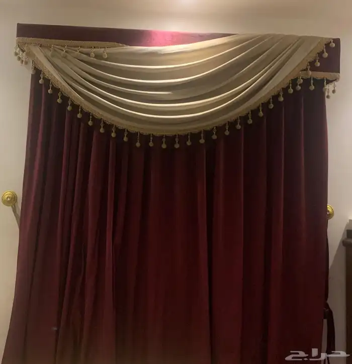 ستارة لون الهبة عنابي شكل وموديل كلاسيكي 0
