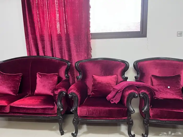 طقم كنب مع الستائر خالي من العيوب ولايحتاج إلى تنظيف 0