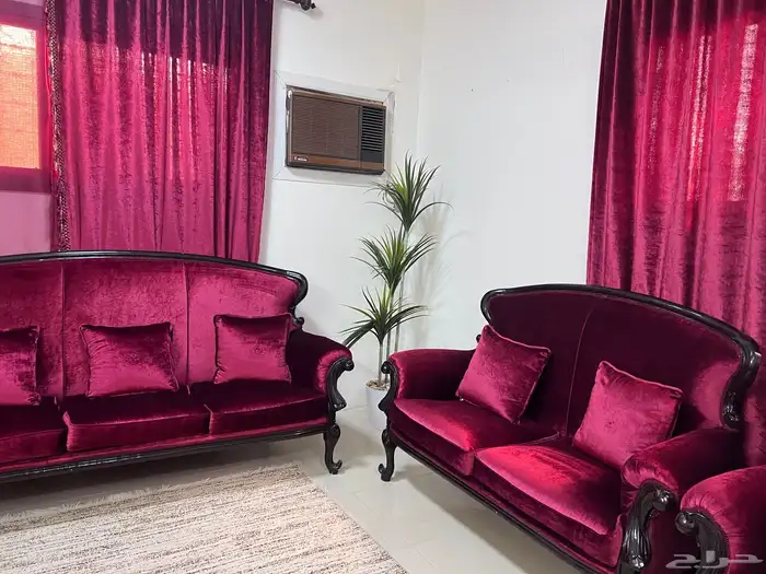 طقم كنب مع الستائر خالي من العيوب ولايحتاج إلى تنظيف 1