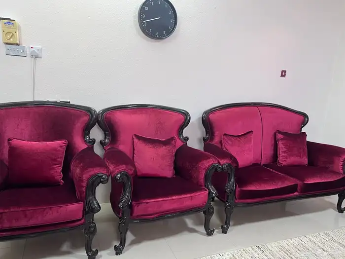 طقم كنب مع الستائر خالي من العيوب ولايحتاج إلى تنظيف 2