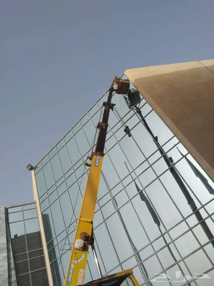 نحن شركة متخصصة بنظافة الواجهات الزجاجية والكلادينج للمحلات 0