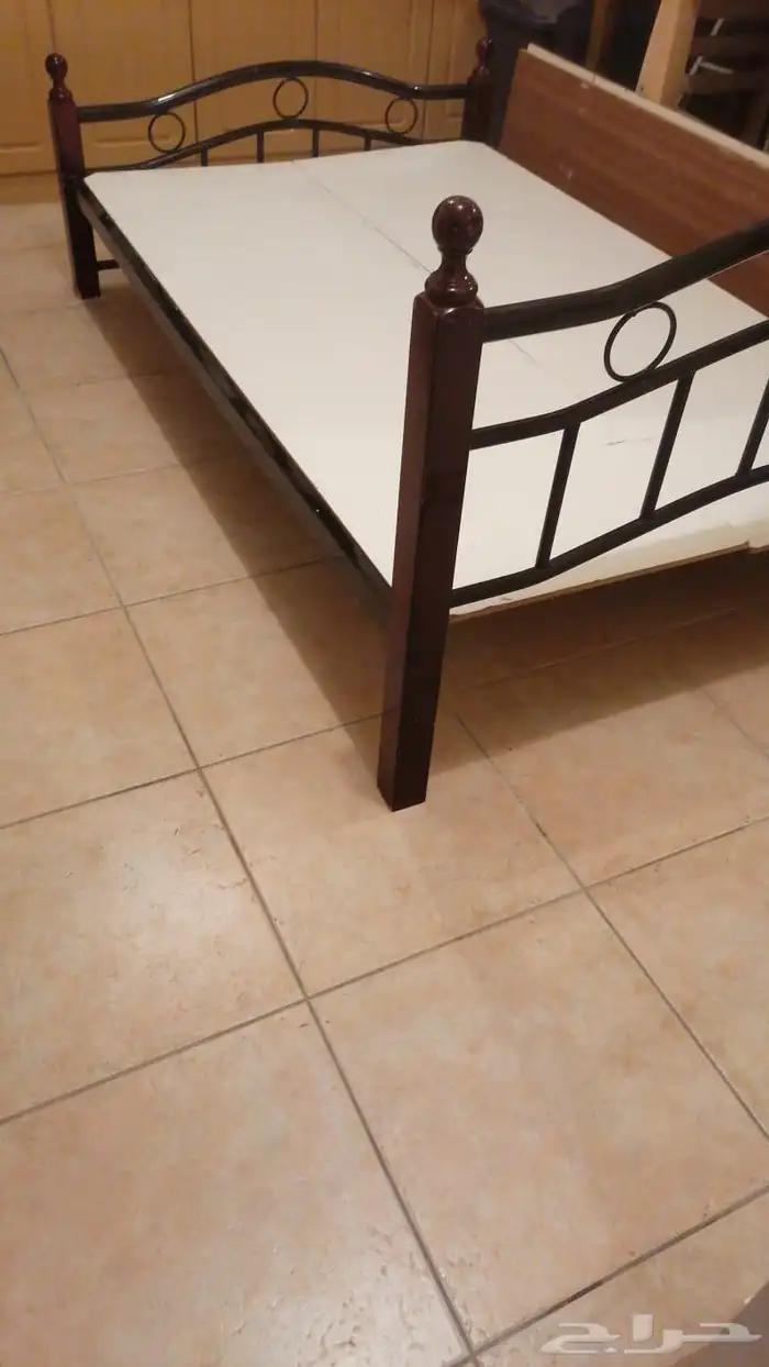 سرير حديد شبه جديد بحالة ممتازة للبيع 2