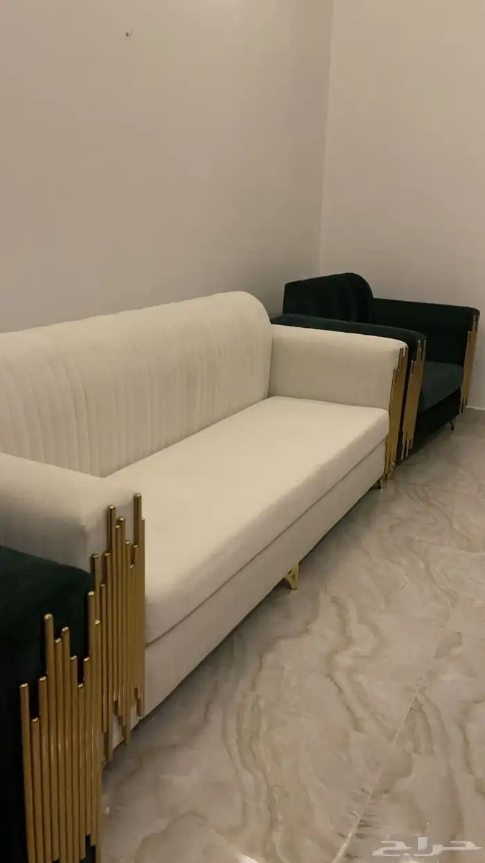 كنب للبيع مستخدم شهر ونص فقط والون الذهبي مكون استيل 5